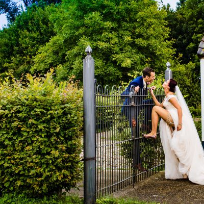 Bruid naar bruidegom over het hek