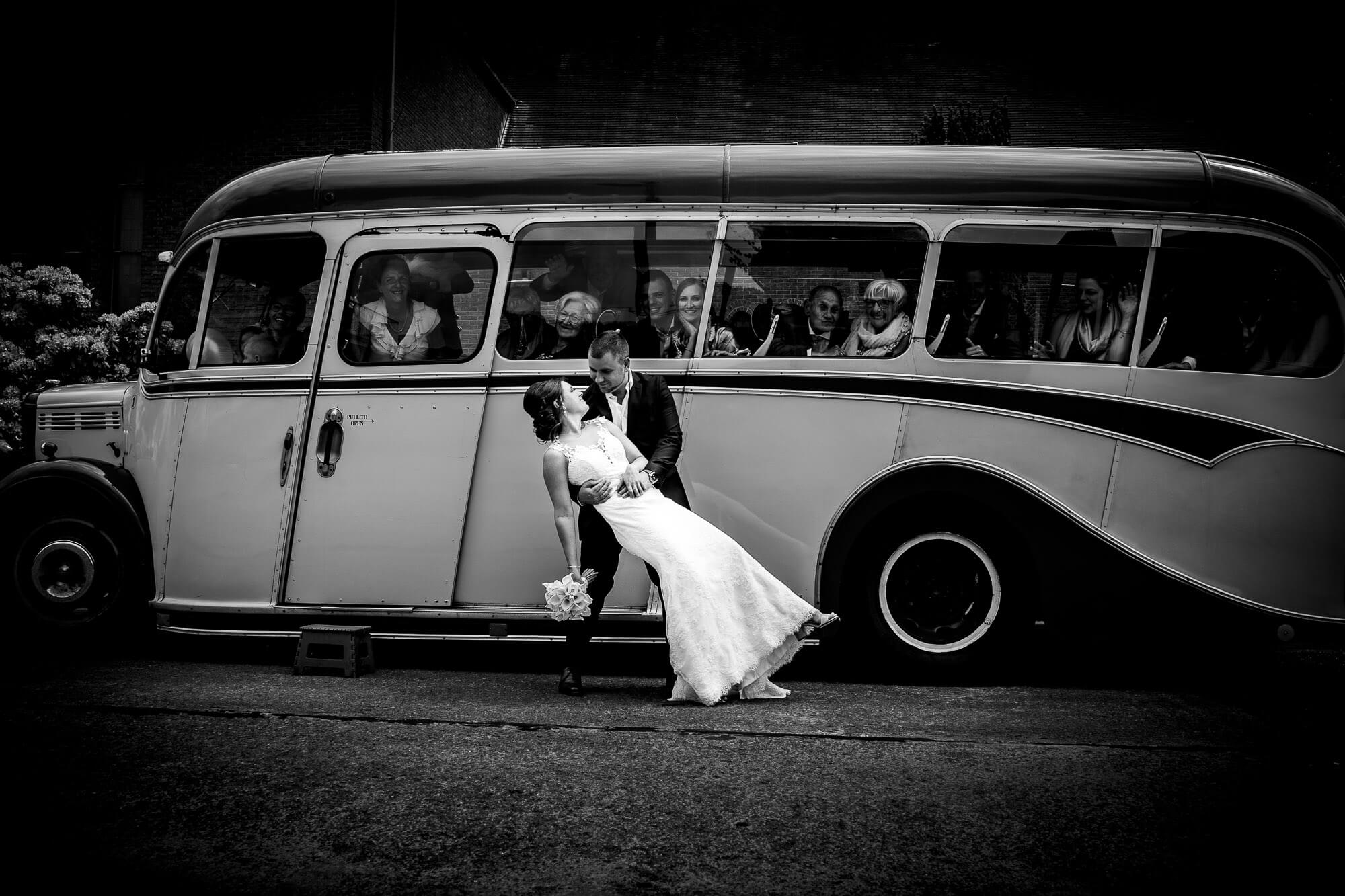 Bruidspaar poseren voor de bus
