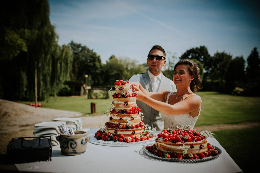 Bruidspaar samen taart aansnijden