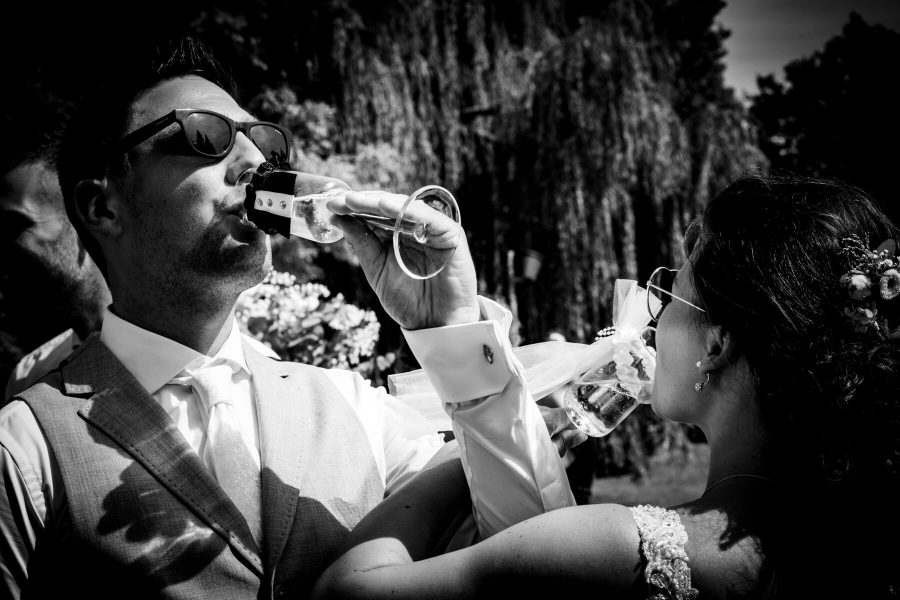 Bruidspaar proost en drink champagne