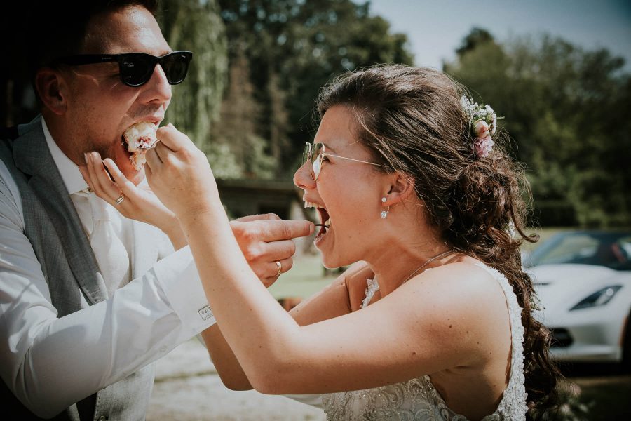 Bruidspaar laat taart proeven aan elkaar